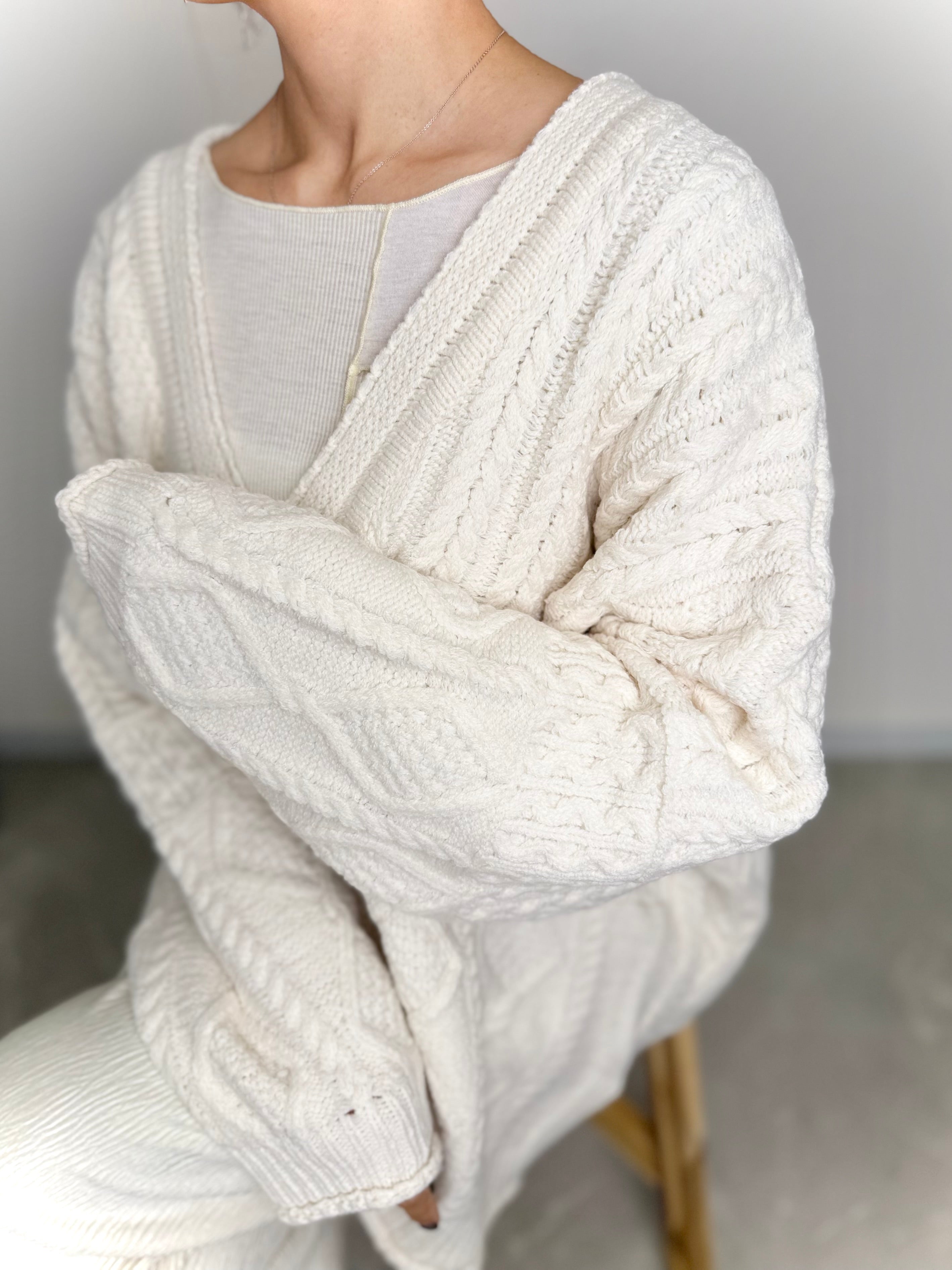 CABLE V NECK OVER KNIT