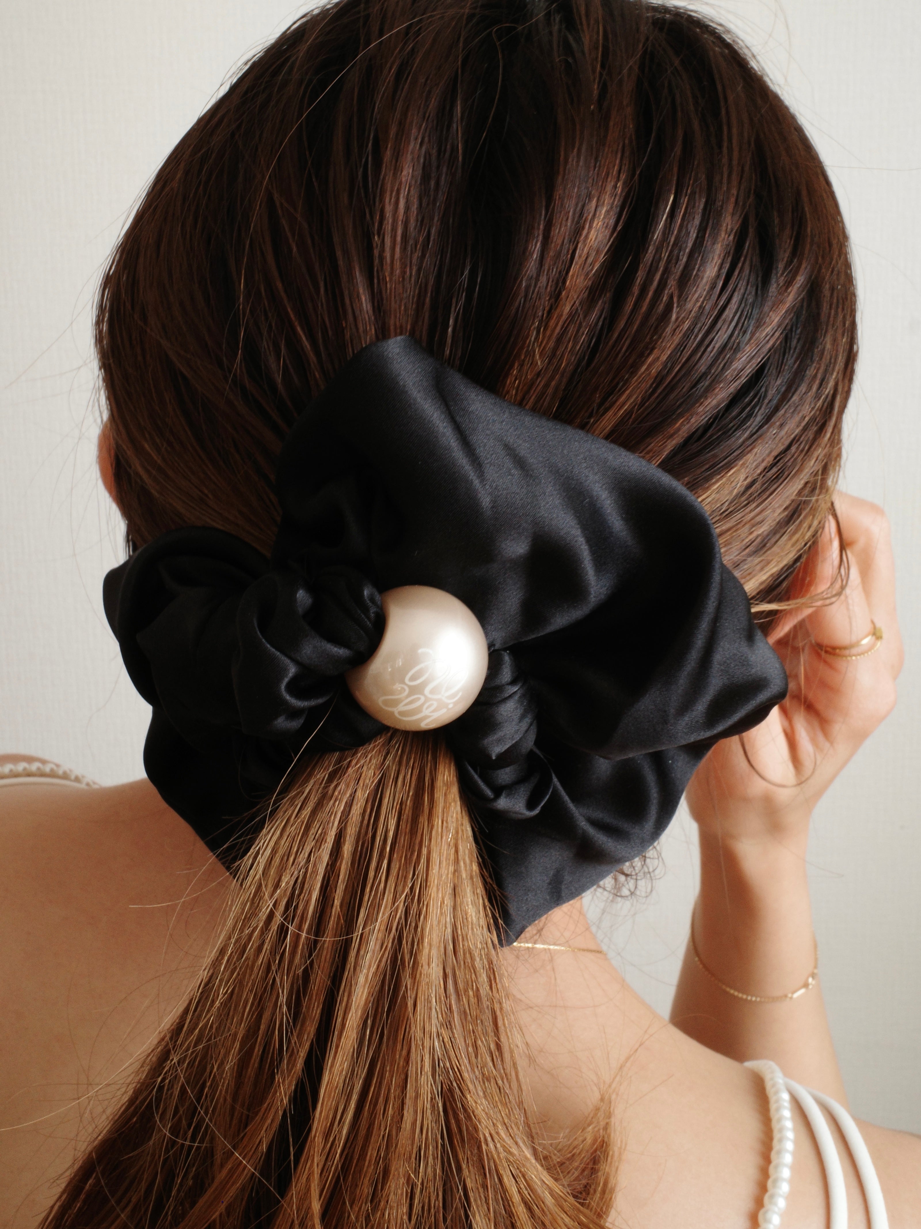NEWI SILK PEARL SCRUNCHIE 〈CLASSIC〉